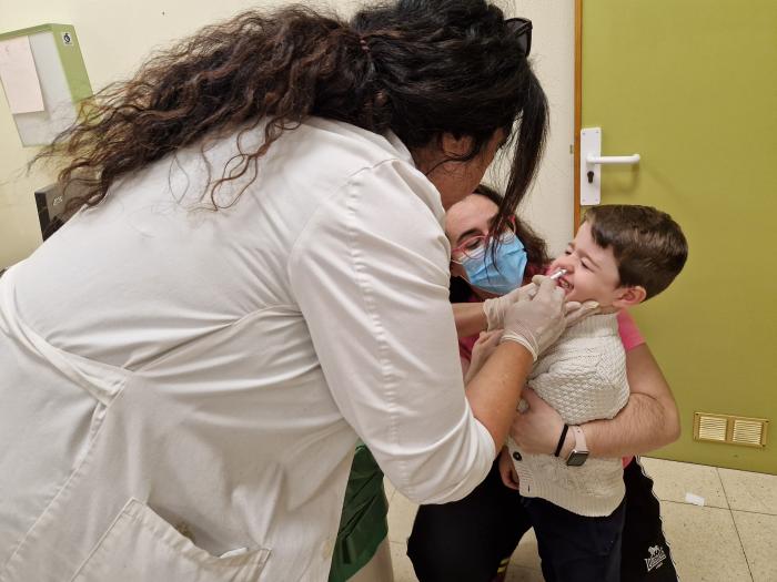 Uno de los pequeños ha recibido la dosis intranasal para prevenir la gripe.