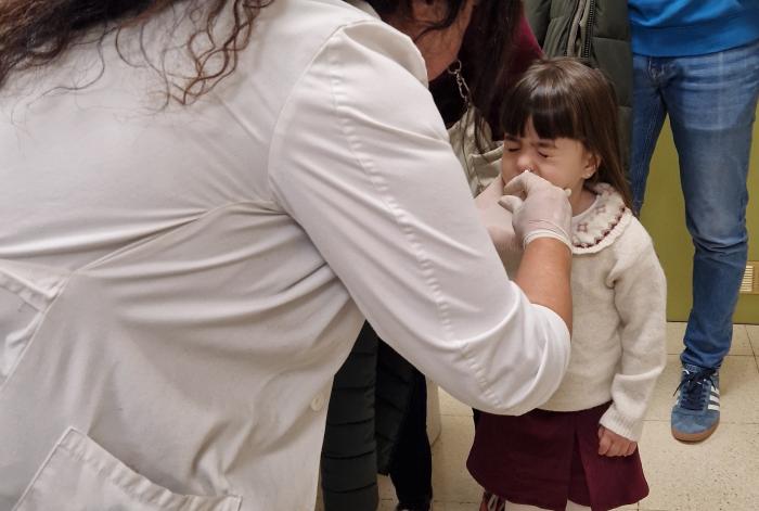 En los pequeños la vacuna que se administra es intranasal