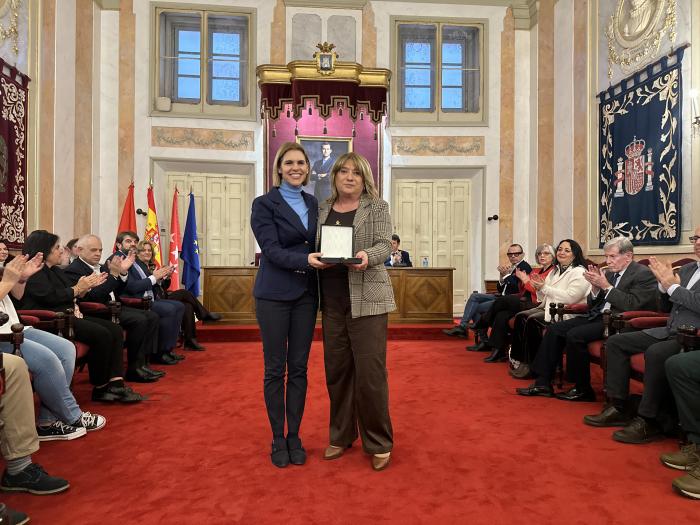 La consejera Tomasa Hernández ha recogido esta tarde en Premio Ciudad de Alcalá.