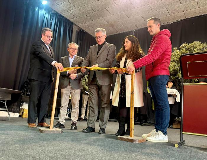 Corte de cinta que abre la celebración de la Feria de la Trufa.