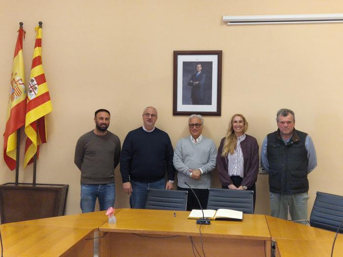 El consejero Javier Rincón ha firmado en el libro de honor del Ayuntamiento de Tamarite de Litera (Huesca).