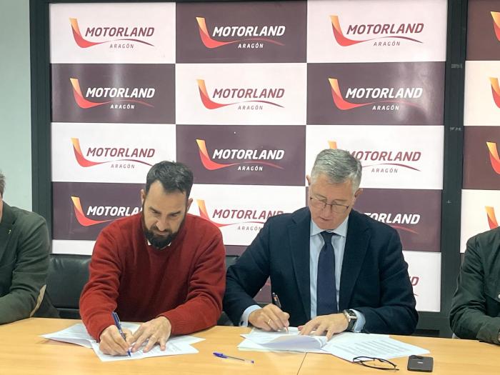 Firma del convenio entre el consejero y presidente de MotorLand, Manuel Blasco, y el presidente de la Federación Aragonesa de Automovilismo, Themis López.
