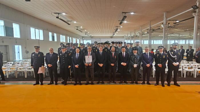 Foto de familia al término del acto de las condecoracones al mérito policial.