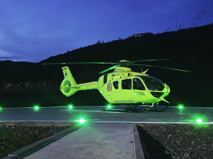 El helicóptero en la Helisuperficie 24H de Jaca, con Rapitán al fondo.