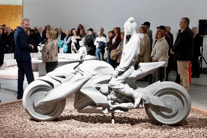 El presidente inaugura la exposición ‘Alejandro Monge. Synthetic Nature’.