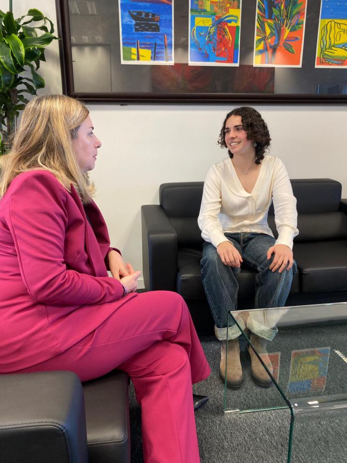 Pérez Forniés con Marta Sierra, premiada como una de las mejores estudiantes de Grado STEAM de España