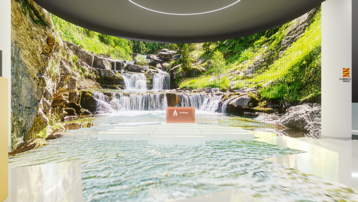 Recreación de la plaza central, rodeada de pantallas y suelo LED.