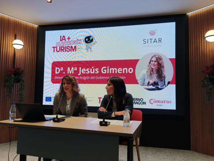 La gerente de Turismo de Aragón, María Jesús Gimeno (izda.), ha sido la encargada de abrir la jornada.