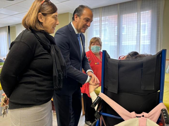 El consejero de Sanidad visita la asociación AMIBIL de Calatayud.