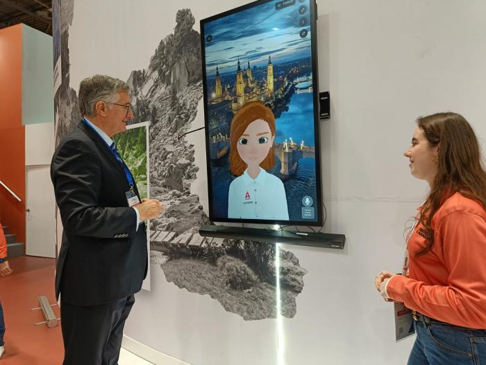 El consejero interactúa con la metahumana del stand de Aragón, una de las novedades de esta edición.