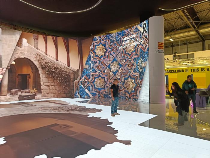 Un visitante se hace una fotografía durante uno de los vídeos del núcleo temático de la espiritualidad.