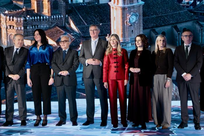 Foto de familia del consejero Blasco y de la vicepresidenta mar vaquero junto a otros representantes institucionales.