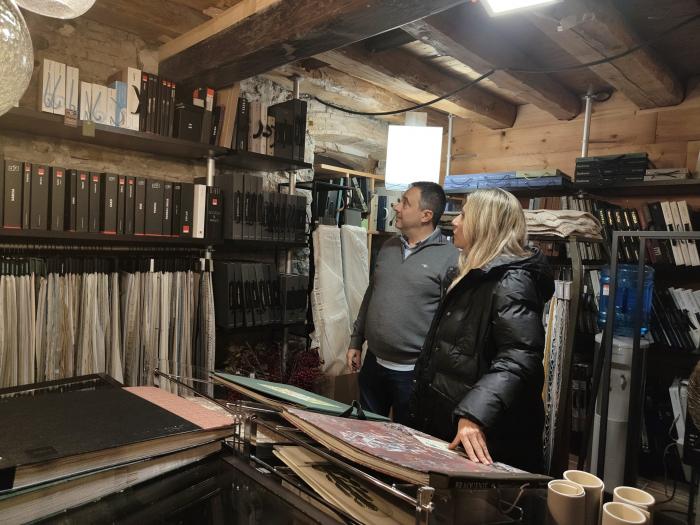 Mar Vaquero en su visita a los comercios de Jaca.