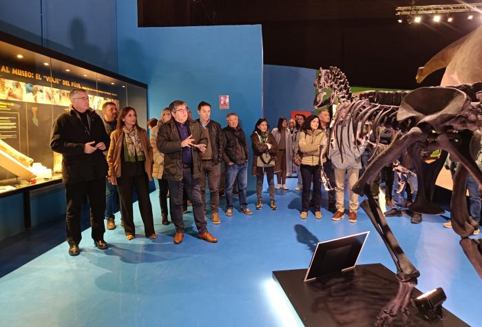 Legendark muestra la réplica de un esqueleto de alosaurio.