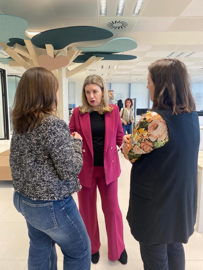 La consejera de Empleo, Ciencia y Universidades en funciones, Claudia Pérez Forniés, visitando hoy el Espacio Empresas de INAEM en Zaragoza, junto a sus directora Susana Navarrete