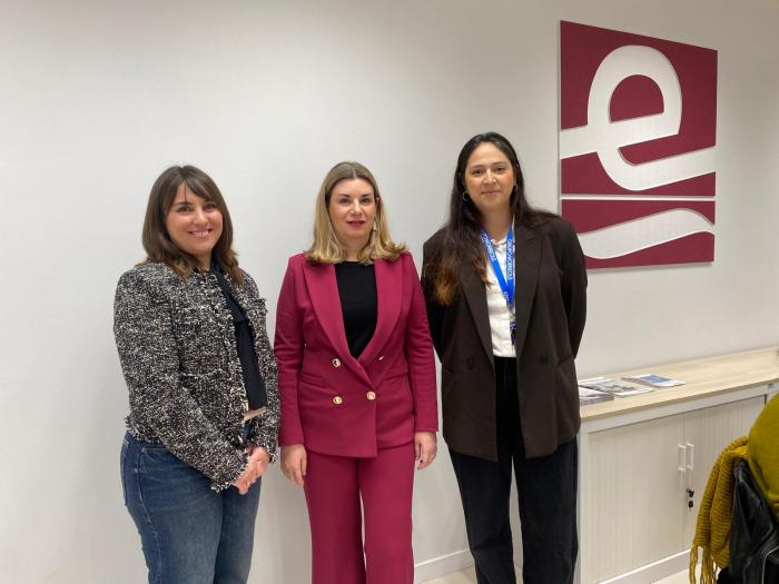La consejera de Empleo, Ciencia y Universidades en funciones, Claudia Pérez Forniés, visitando hoy el Espacio Empresas de INAEM en Zaragoza, junto a sus directora Susana Navarrete