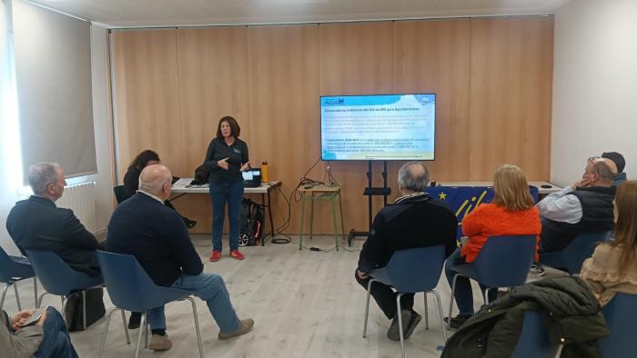 Una técnico del Instituto Aragonés del Agua explica las convocatorias de subvenciones del IAA para realizar planes contra las inundaciones.