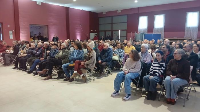 Vecinos, protagonistas del documental y autoridades, entre otros, han asistido a la presentación.