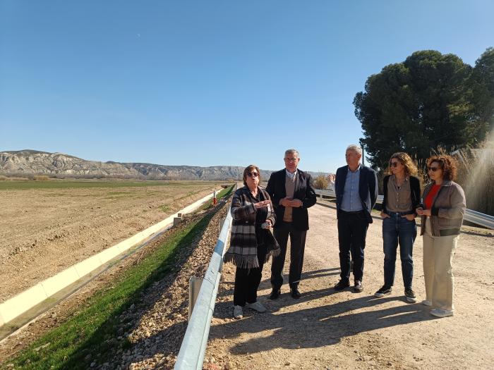 Un momento de la visita a una de las actuaciones realizadas en Torres de Berrellén, junto a su alcaldesa.