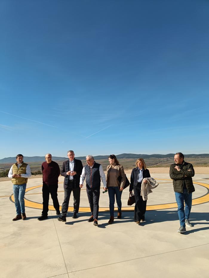 Blasco, Oliván, el director provincial, Emilio Pérez, y el alcalde de Calamocha, Manuel rando, entre otros representantes institucionales.
