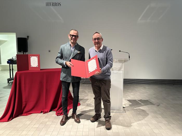Entrega del premio a Chema Aniés, de Librería Anónima.