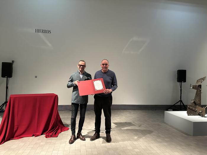 Entrega del premio a Rafael Yuste de Prames.