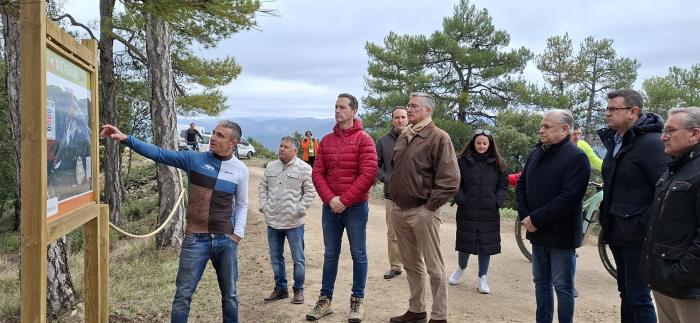 Blasco, el subdelegado del gobierno en Teruel, y el presidente de la comarca, entre otras autoridades, en Bike Park.