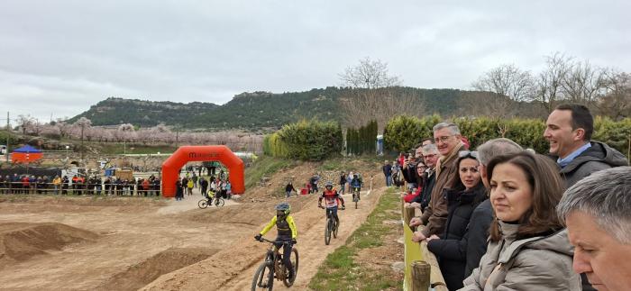Blasco y otros representantes institucionales, en el Dirt Park.