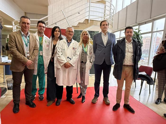 Autoridades del Hospital con representantes de las distintas entidades implicadas en la campaña