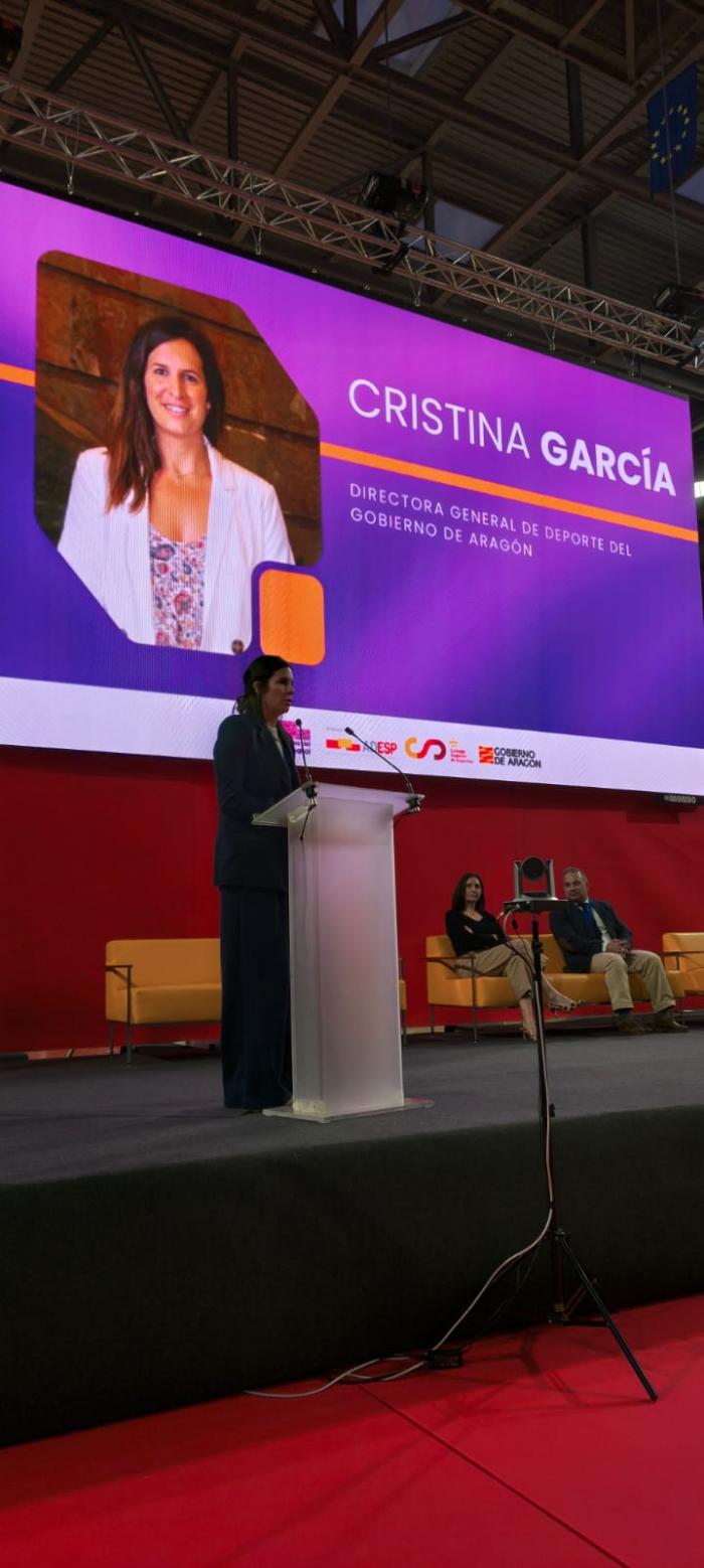 La directora general de Deporte, Cristina García, junto a los representantes de las 18 entidades reconocidas.