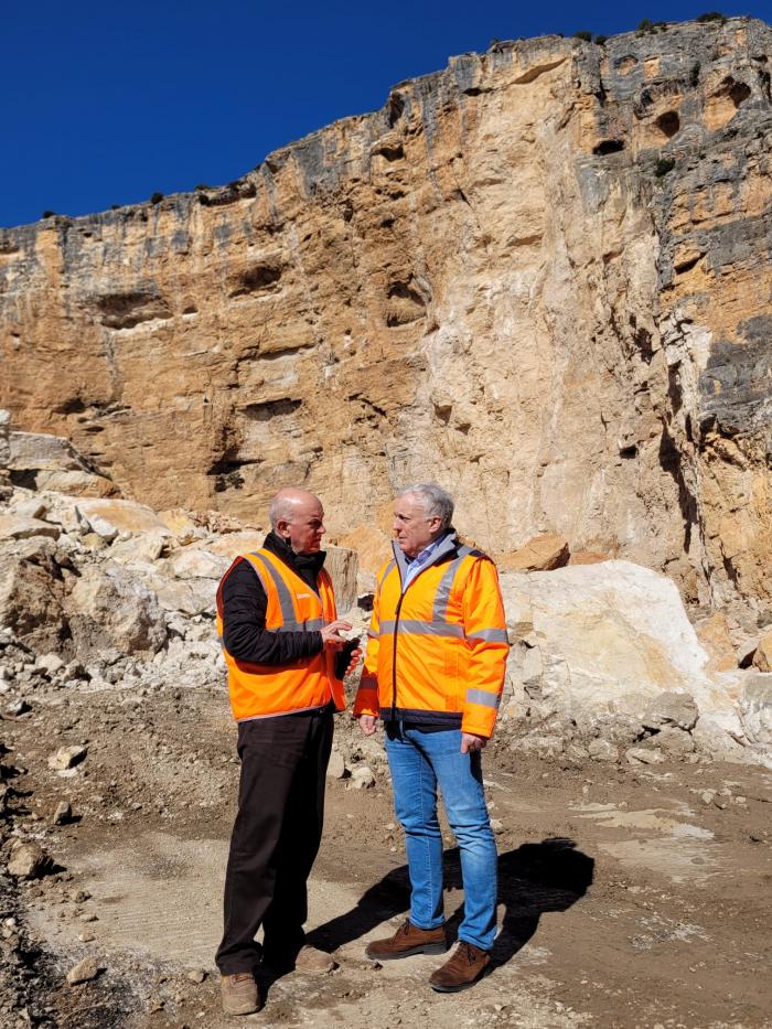 Octavio López y Miguel Ángel Arminio, junto al material rocoso desprendido de la ladera.