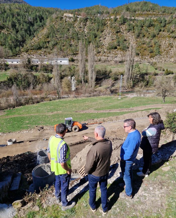 El director del IAA, Luis Estaún, en una visita realizada a los trabajos en el colector de Ansó.
