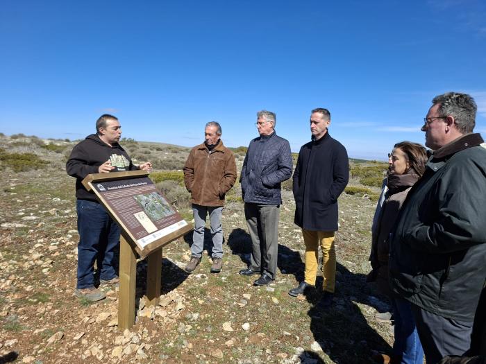 Blasco, junto al alcalde de Camarena y el subdelegado del Gobierno en Teruel, entre otras autoridades.