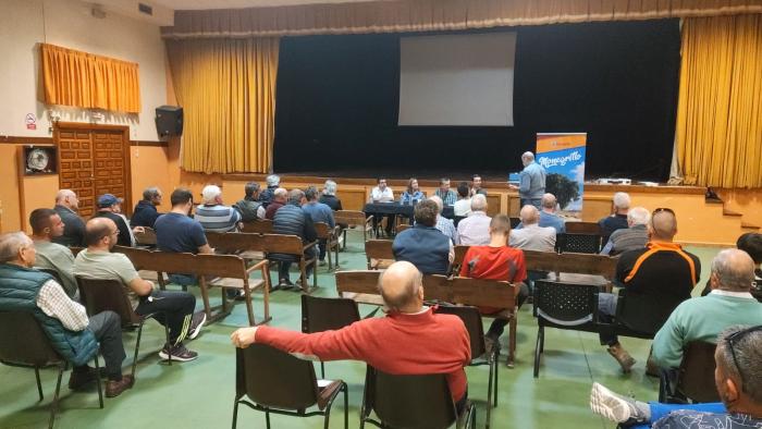 Aitziber Lanza y Jorge Badules, junto a técnicos del Departamento y especialistas de la organización agraria UAGA, han participado en una charla informativa celebrada en Monegrillo.