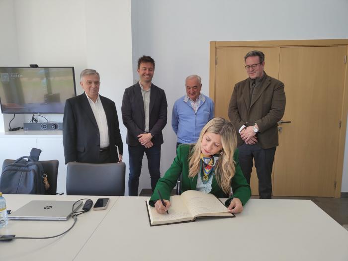 Firma de honor durante la visita de Mar Vaquero a Turomas