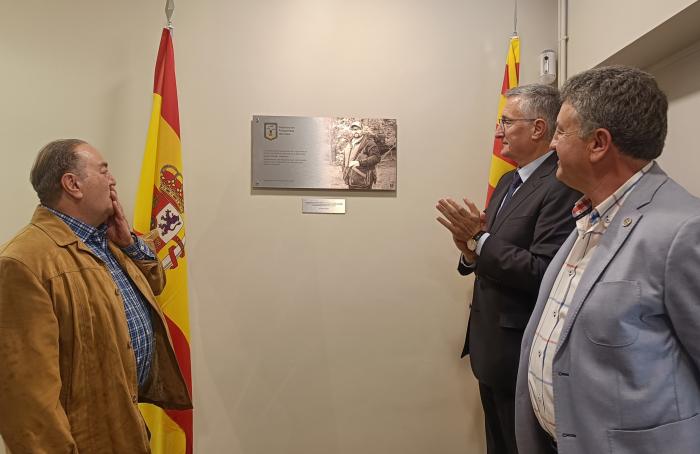 Blasco ha descubierto una placa conmemorativa en homenaje al cazador Juan Carlos Navarro junto a su padre.