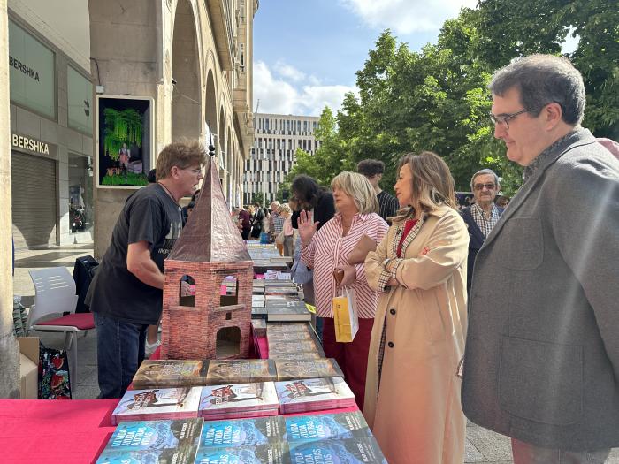 La consejera y la alcaldesa en uno de los puestos del Día del Libro.