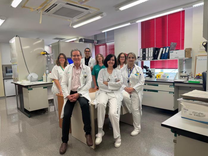 Equipo de profesionales de Microbiología implicado en el hallazgo de la nueva bacteria