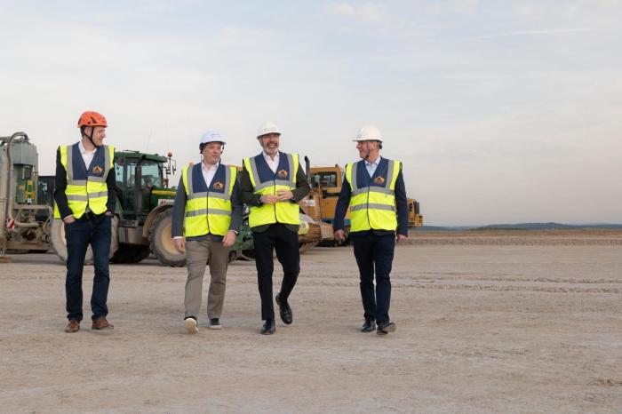 El presidente Azcón supervisó recientemente los suelos de la ampliación de AWS en Villanueva de Gállego, junto a altos ejecutivos de AWS.
