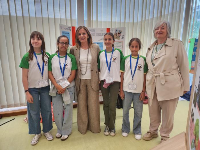 La consejera Carmen Susín en su visita al nuevo aulario en el IES Salvador Victoria de Monreal del Campo