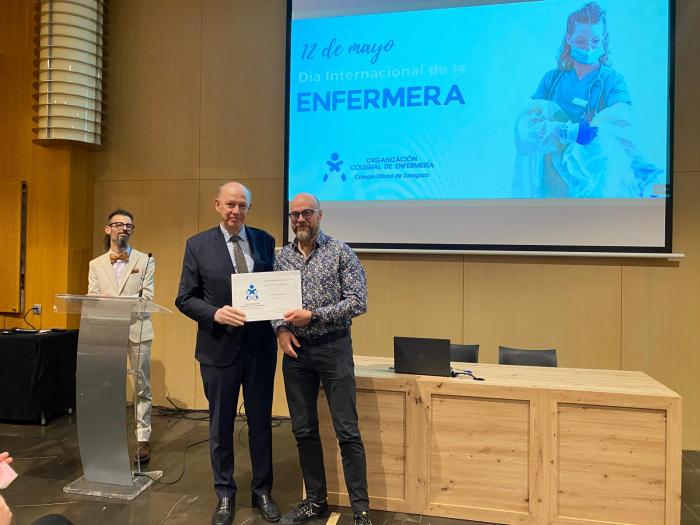 El consejero de Sanidad entregando uno de los premios otorgados en el acto