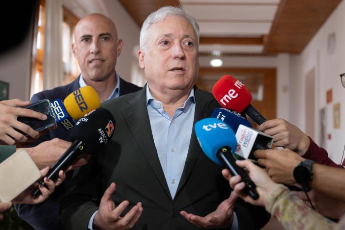 López ha confirmado que el Gobierno de Aragón y el Ayuntamiento de Zaragoza trabajan para potenciar el Aeropuerto de Zaragoza con nuevos destinos.