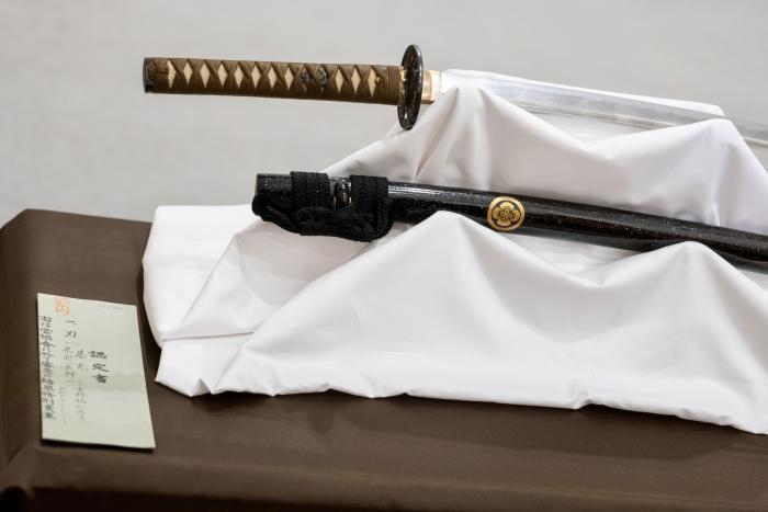 Presentación del sable japonés del siglo XIV que se suma a la colección de arte asiático del Museo de Zaragoza.