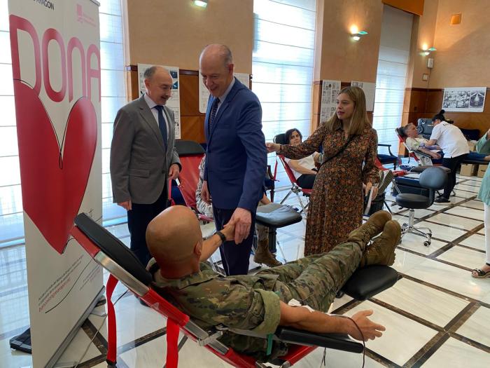 El consejero de Sanidad, Ángel Sanz, en el acto solidario de donación de sangre organizado por la Guardia Civil en Zaragoza