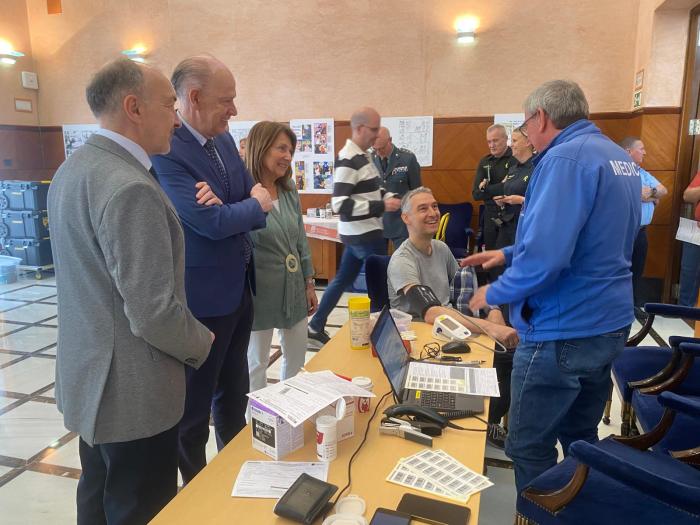 El consejero de Sanidad atendiendo a las explicaciones del médico en la jornada de donación