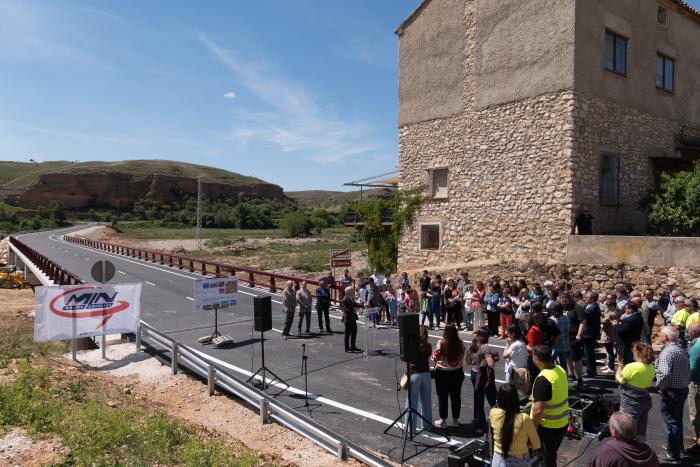 El nuevo puente de Azuara es más ancho y más largo que el que se llevó la riada el pasado verano.