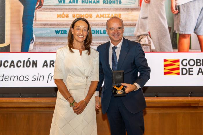 Foto de familia de los galardonados con la Medalla y las Cruces José de Calasanz