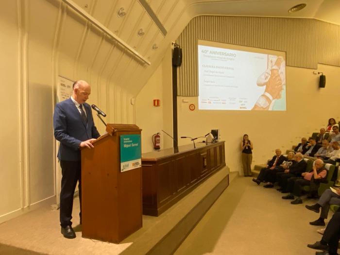 El consejero de Sanidad  en la celebración del 40 aniversario del primer trasplante renal en el Hospital Universitario Miguel Servet