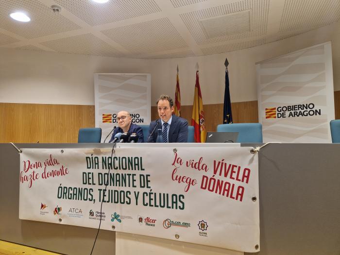 El presidente de la Asociación Aragonesa de Fibrosis Quística, Francisco Javier Montuenga, y el Coordinador Autonómico de Trasplantes de Aragón, José Ángel de Ayala Fernández.