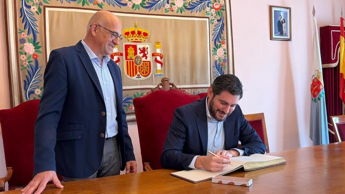 El alcalde de Sariñena, Francisco Villellas, junto a Alejandro Nolasco en la firma en el Libro de Honor